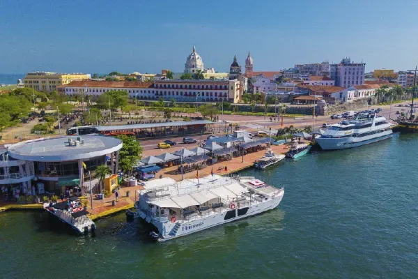 Grupo disfrutando sus vacaciones a bordo de un catamarán frente a la bahía de Cartagena.