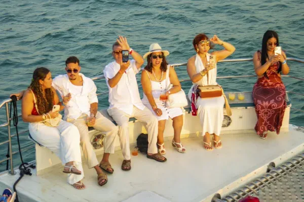 Familia disfrutando un paseo en catamarán frente a la bahía de Cartagena durante la tarde.