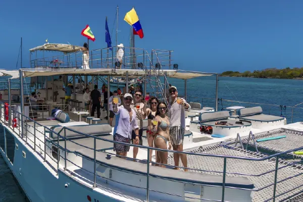 Paseo en catamarán en Cartagena con experiencia privada, comodidad y vista al mar Caribe.