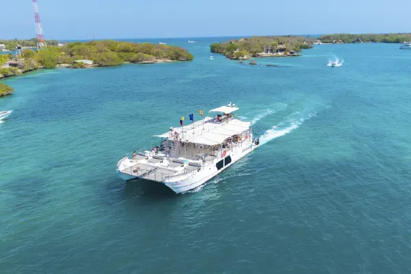 Catamarán en Cartagena como opción ideal frente a yate o lancha para vivir una experiencia en el mar.