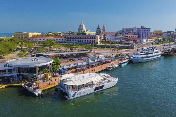 Personas disfrutando una experiencia premium en catamarán en Cartagena.