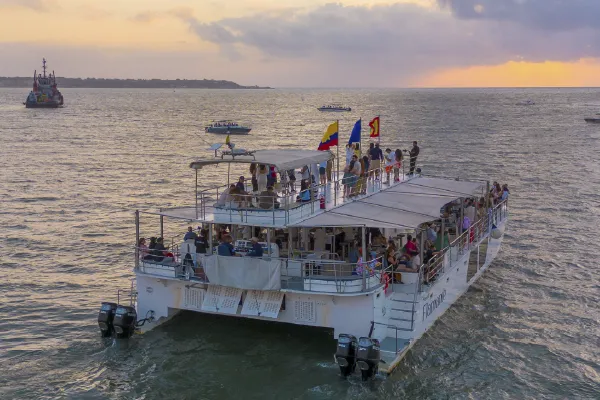 Paseo en catamarán en Cartagena bajo condiciones de cielo parcialmente nublado.