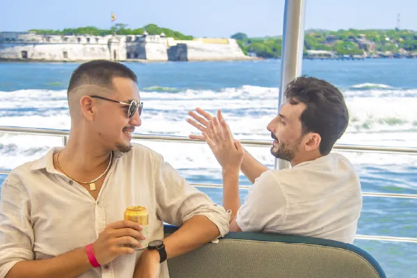 Qué llevar a un paseo en catamarán en Cartagena para disfrutar cómodamente el Caribe.