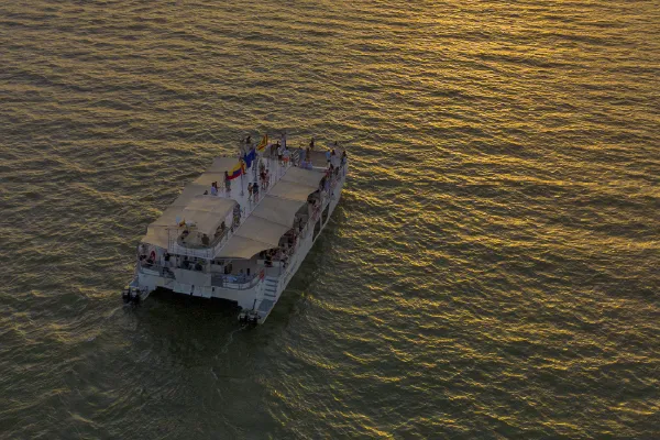 Qué llevar a un paseo en catamarán en Cartagena para disfrutar cómodamente el Caribe.