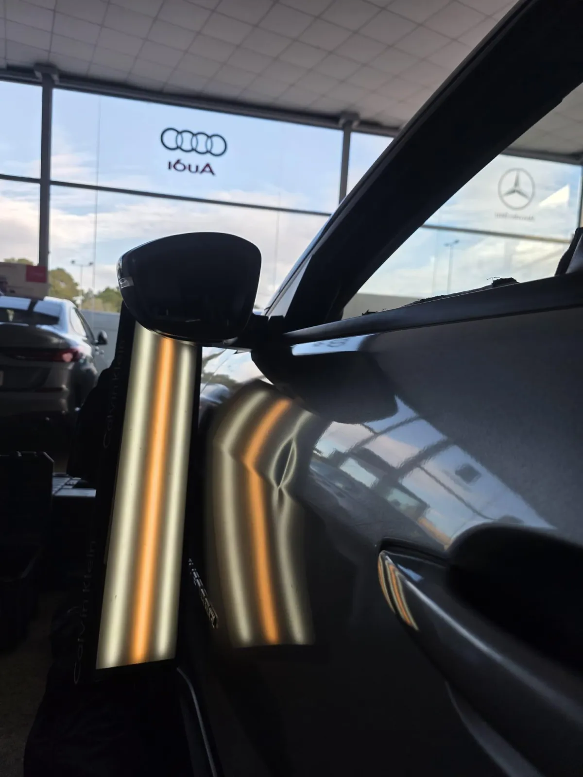 Antes y después reparación puerta abollada