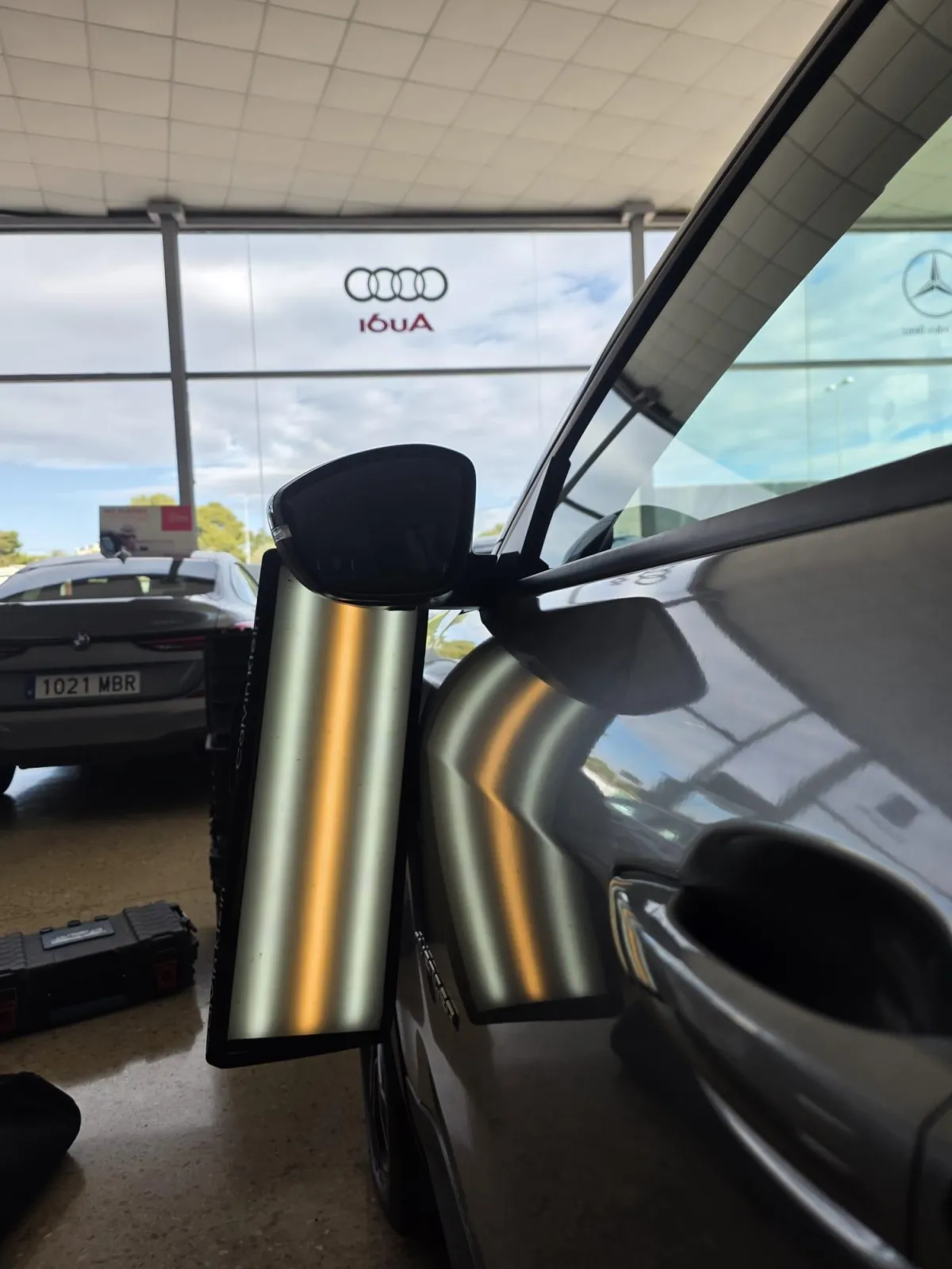 Antes y después reparación puerta abollada