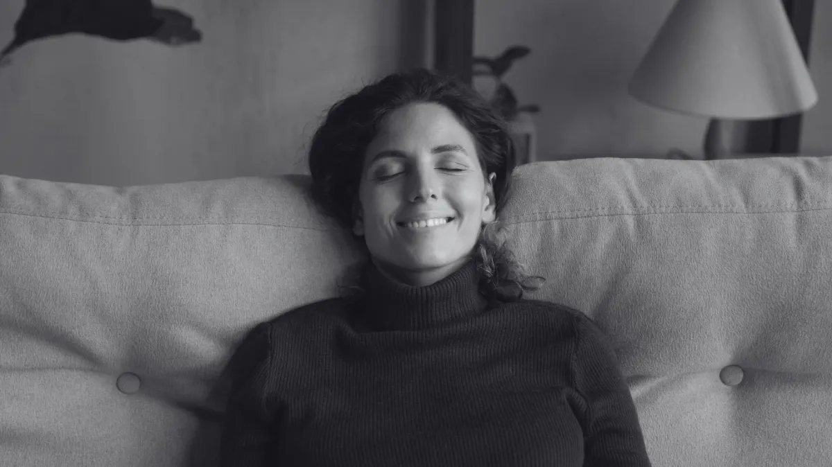 Mujer experimentando calma y bienestar emocional después de aplicar el Método Evolución Consciente. Gestión emocional para líderes y padres.