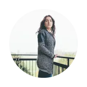 Mujer profesional on exceso de carga emocional, que logró sostenerse sin culparse a través del método.