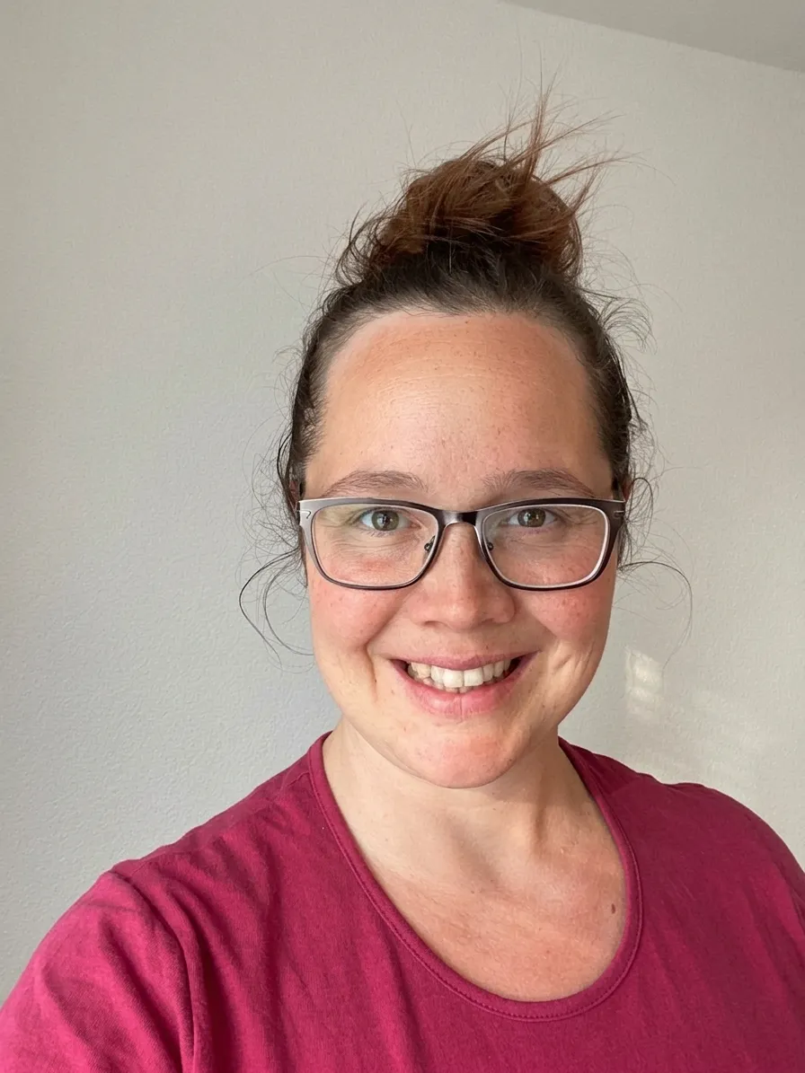 Bild von Priska Ritter, lachend mit T-Shirt und grosser Brille