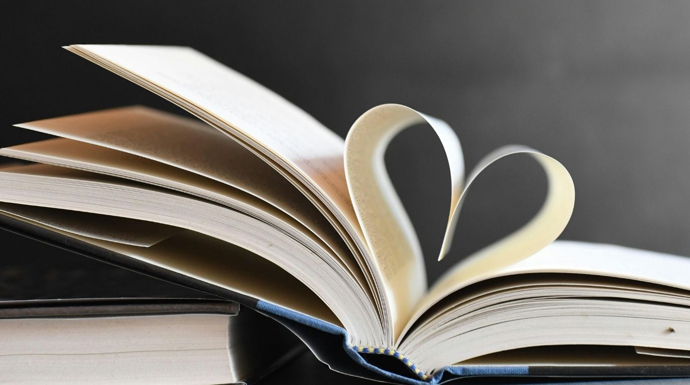 Ein aufgeklapptes Buch, 2 Seiten des Buches bilden ein Herz