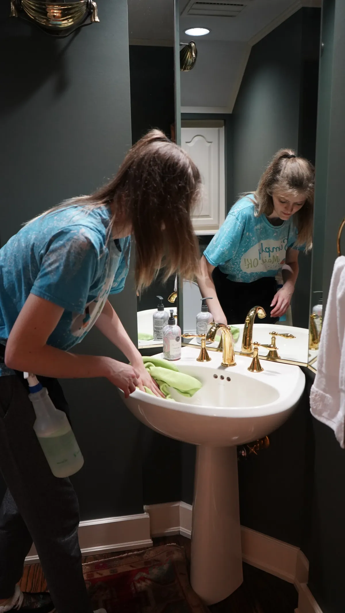 cleaning the bathroom sink