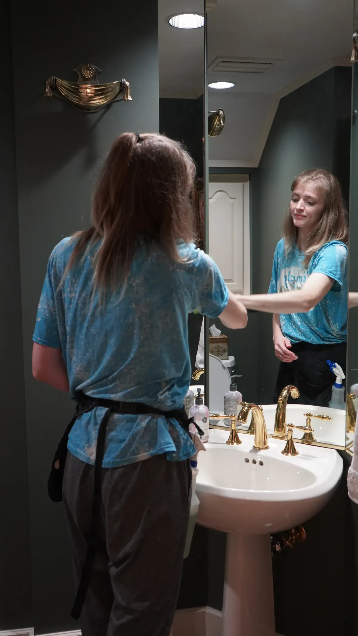 bathroom mirror cleaning