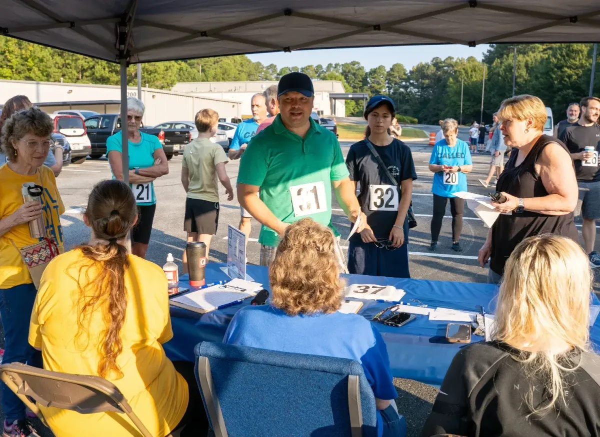 Runners registering for the 5K