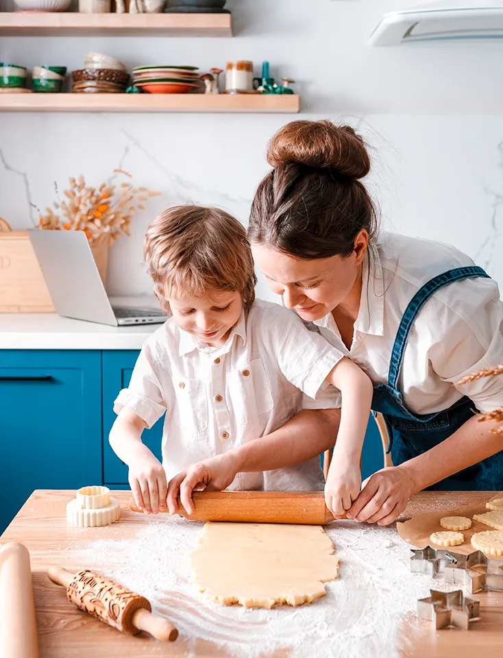 femme qui patisse avec son enfant pour son cap patisserie