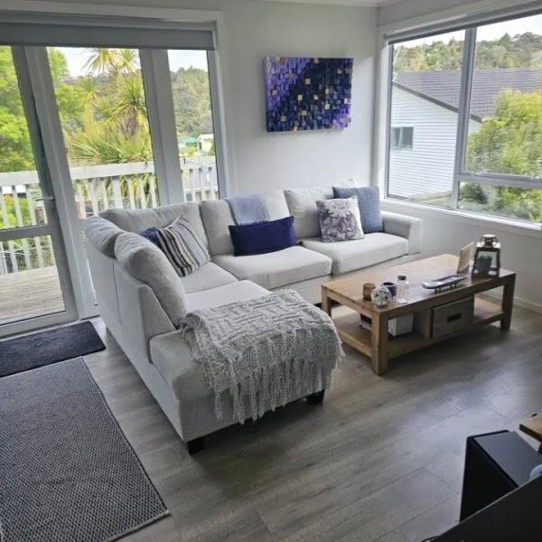 Clean modern Auckland living room by Sasha’s Housekeeping Services