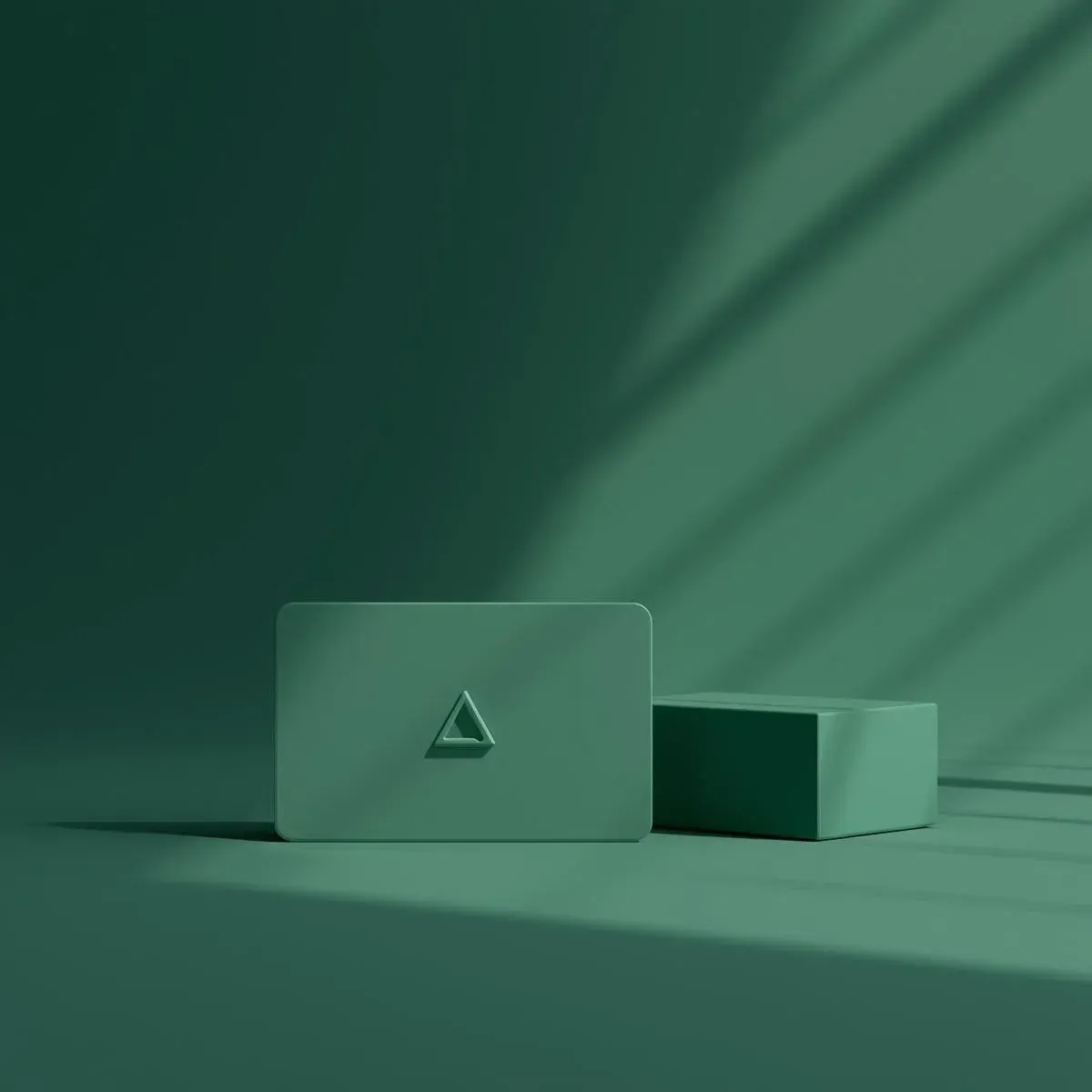 Minimal green 3D scene with a laptop and geometric shapes, representing structured digital courses and learning.