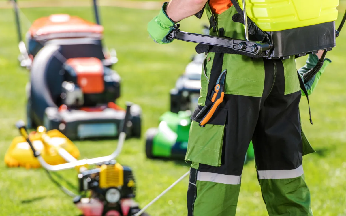 Trust 5 Star Grounds in Northwest Arkansas for dependable lawn mowing, edging, and cleanup by a skilled crew.