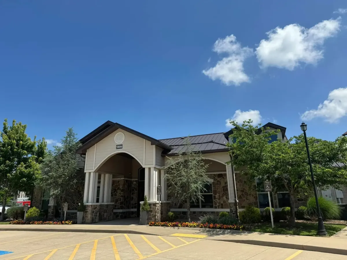 Fast-response landscaping and groundskeeping for shopping plazas and retail centers in Northwest Arkansas by 5 Star Grounds to maintain clean, safe entrances.
