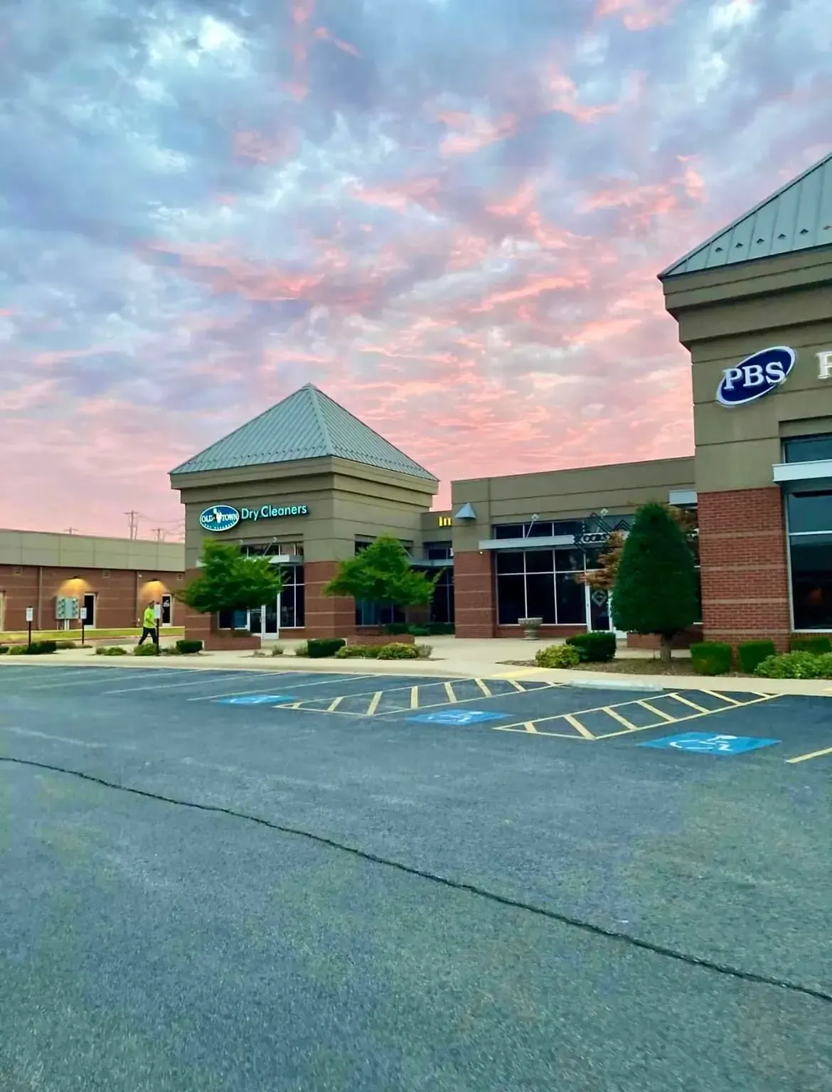 Fast-response landscaping and groundskeeping for shopping plazas and retail centers in Northwest Arkansas by 5 Star Grounds to maintain clean, safe entrances.