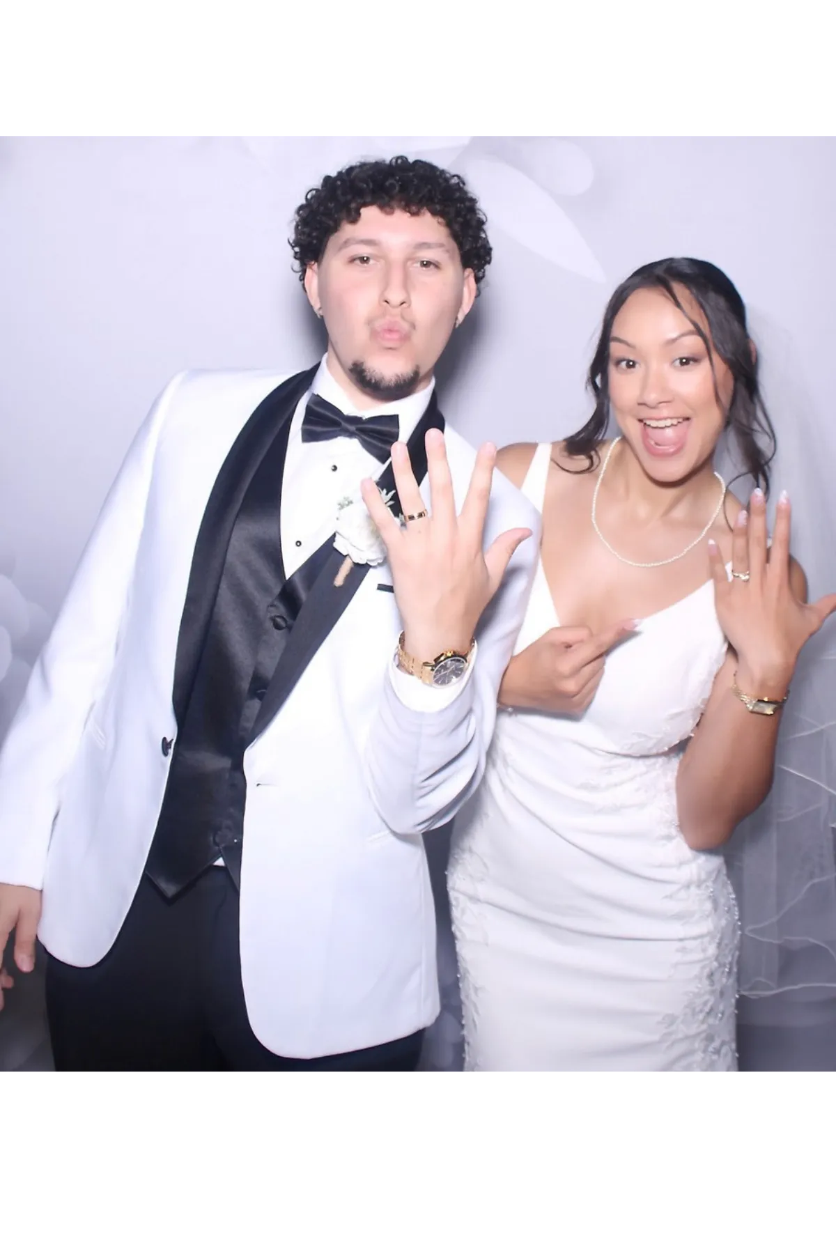 Invités s'amusant dans une cabine photo Fotobo