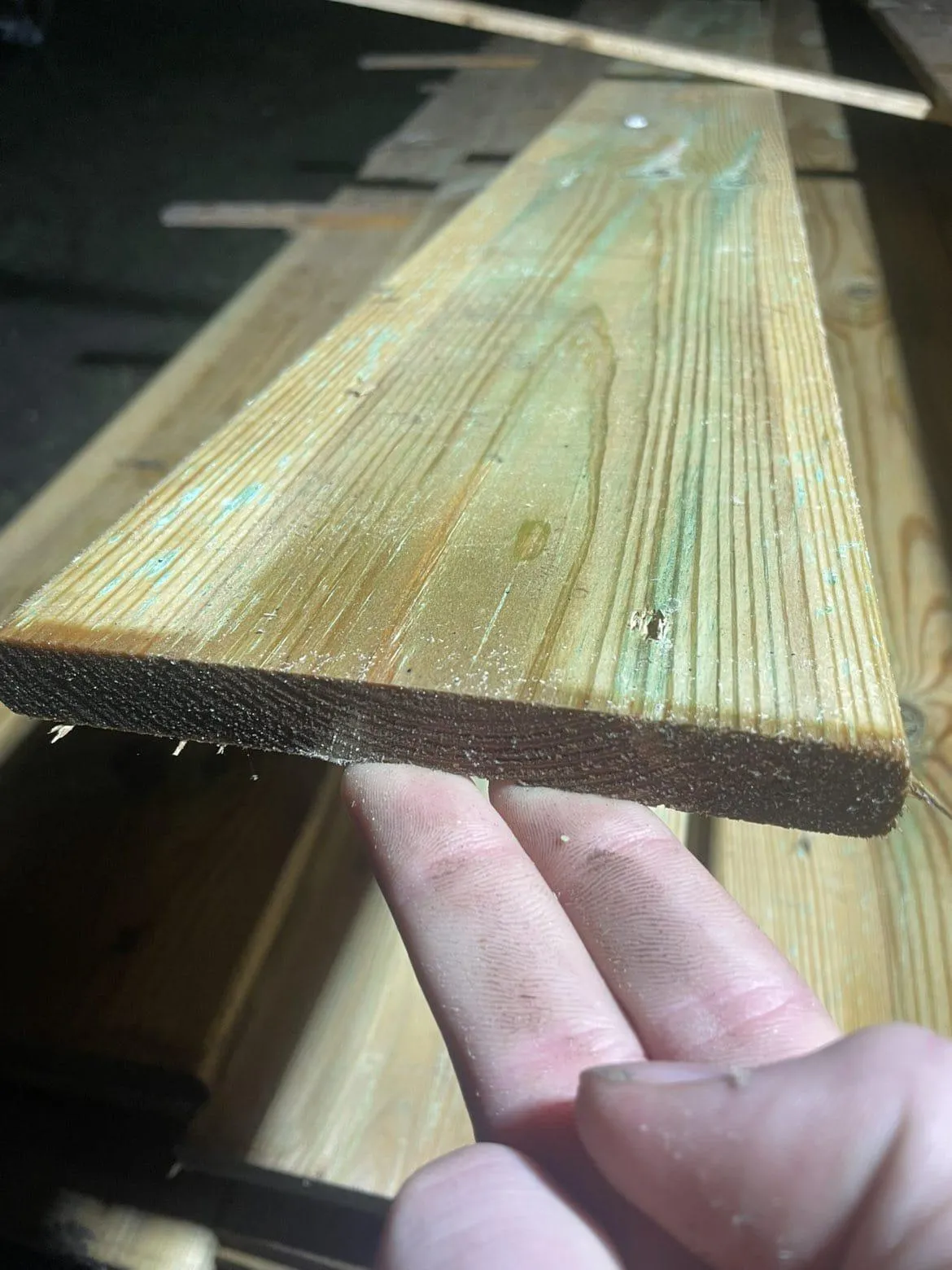 Geïmpregneerd grenenhout voor duurzaam en weerbestendig maatwerk in de tuin