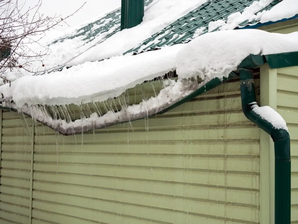 Ice Dams Ottawa: Causes, Damage Costs & What Homeowners Can Do