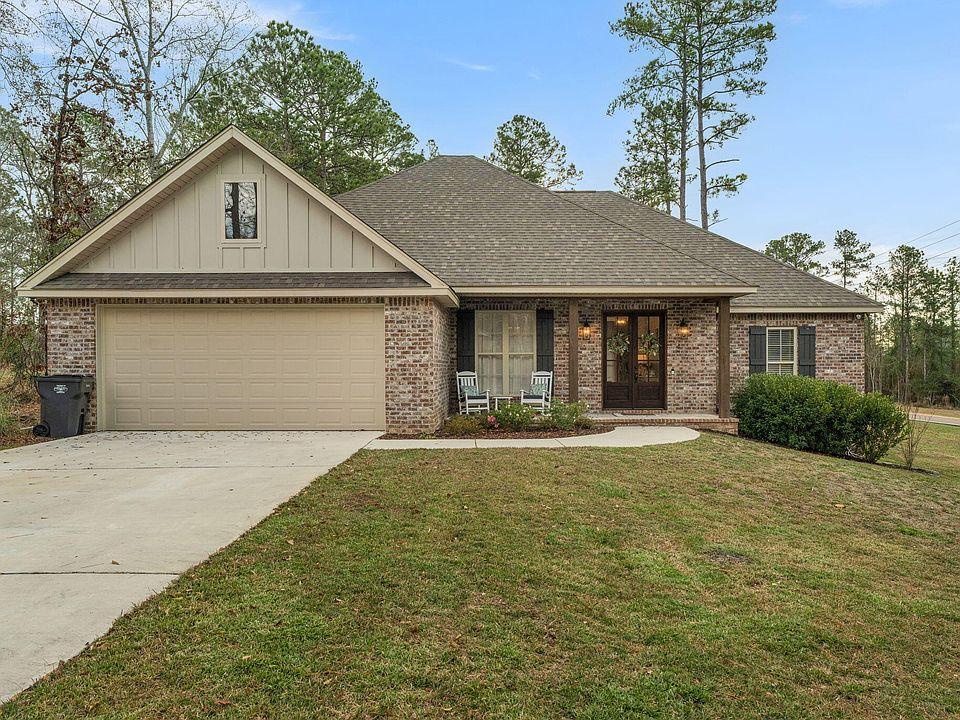 Hattiesburg Concrete builds and installs Driveway and pathway