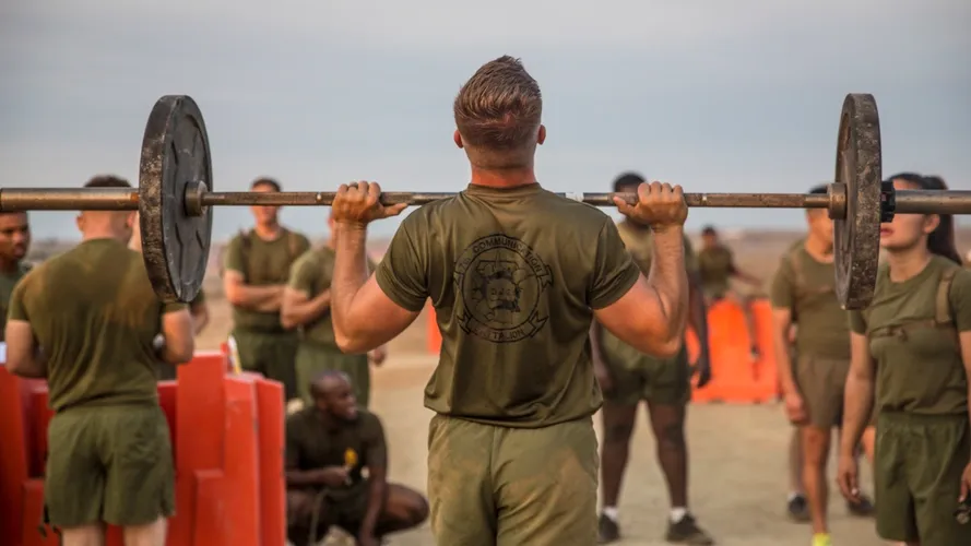 Overhead Press (Shoulder Press): Form, Muscles & Variations