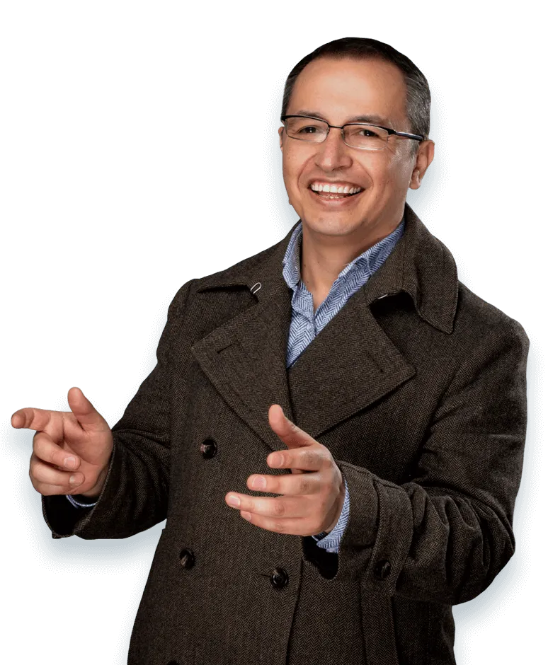 Foto de Herman Sandoval señalando a la izquierda