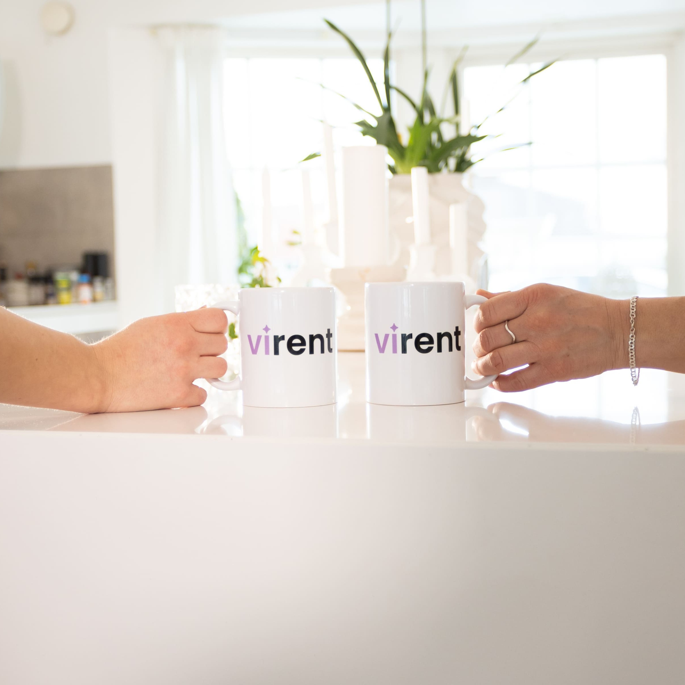 Två kaffekoppar i rent kök