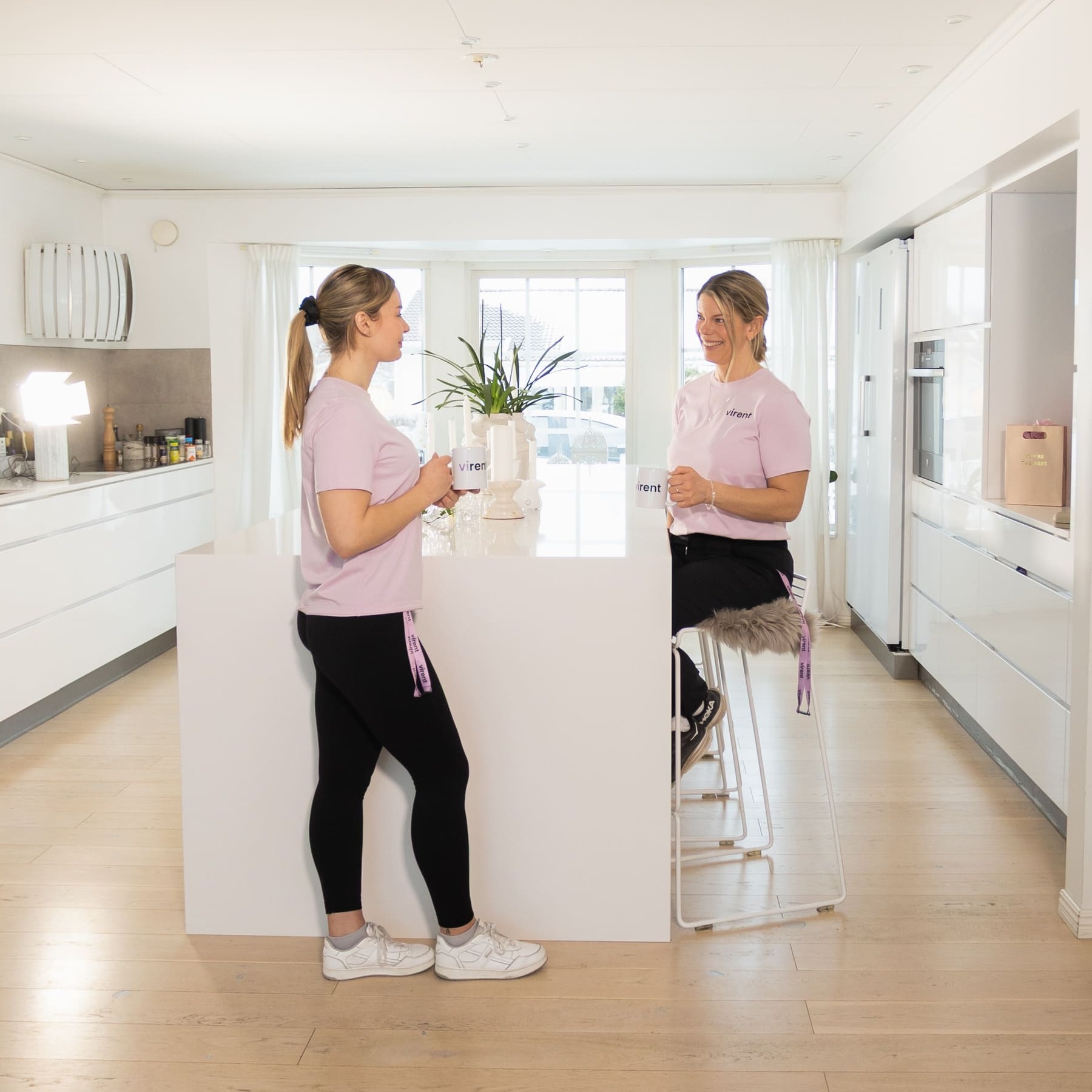 Två städare dricker kaffe