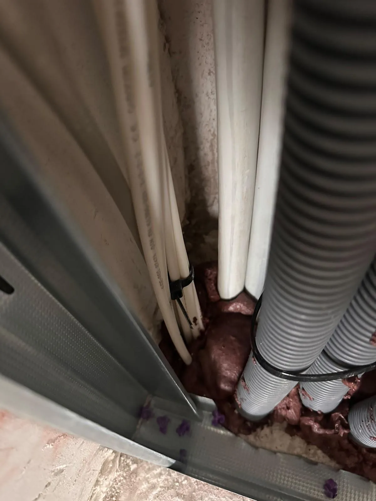 Elektroinstallation: Schaltschrank/Elektrodetail als Hinweis auf eigene Elektrokompetenz (Beyond Systems).