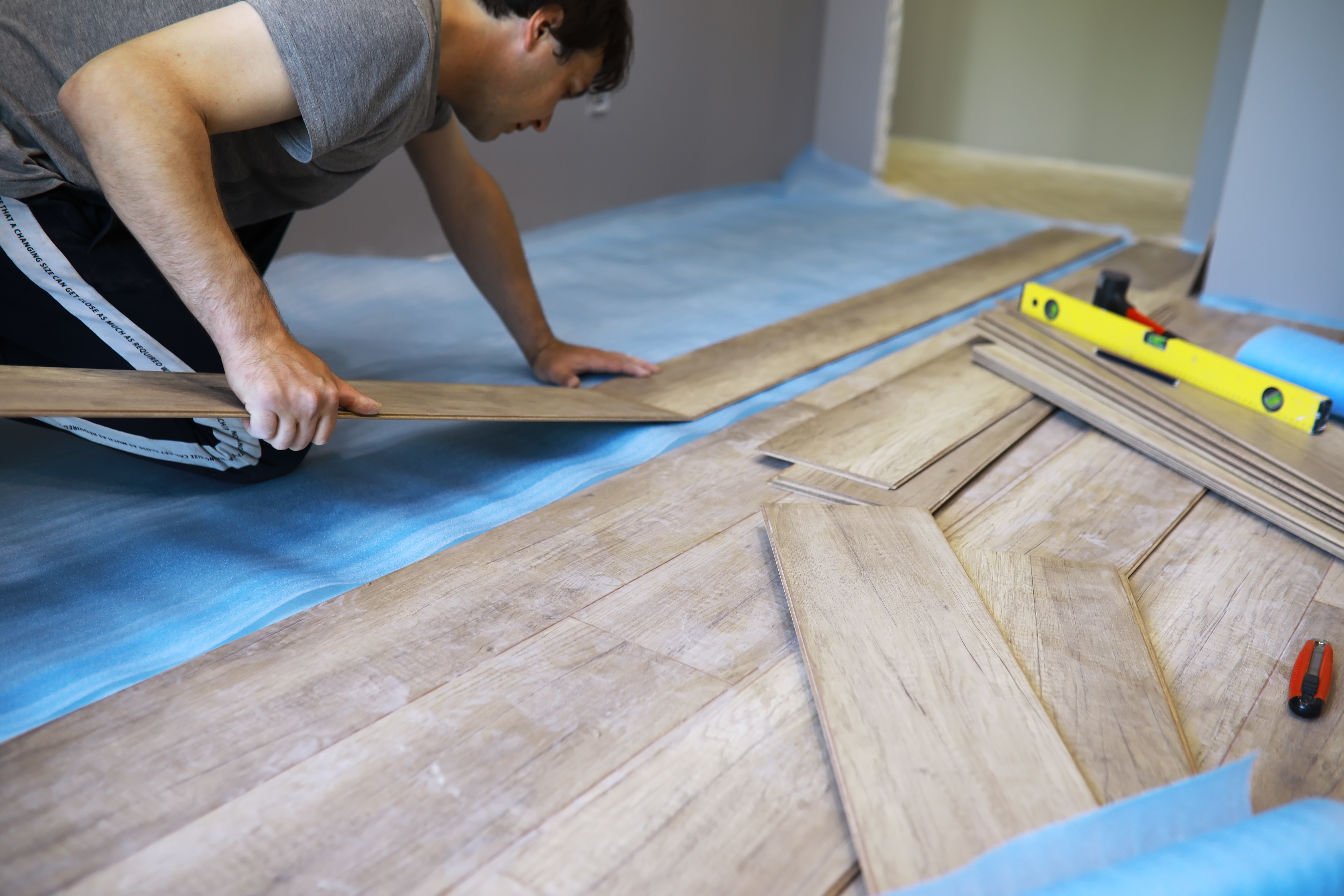 a cat sitting on a ledge