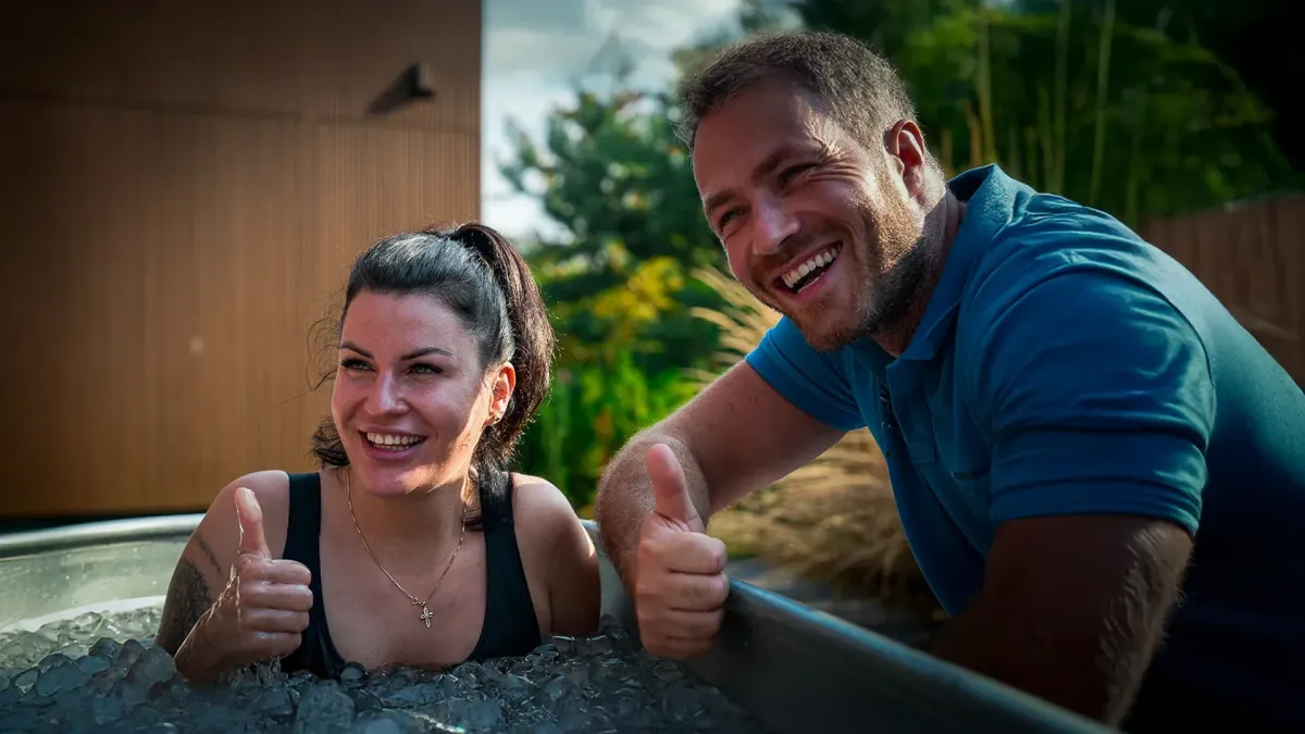 Grupa osób podczas warsztatów, siedzących przy stole, notujących i słuchających prowadzącego. Wnętrze jasnej sali, różnorodna grupa wiekowa, styl dokumentalny, ujęcie 3:2.