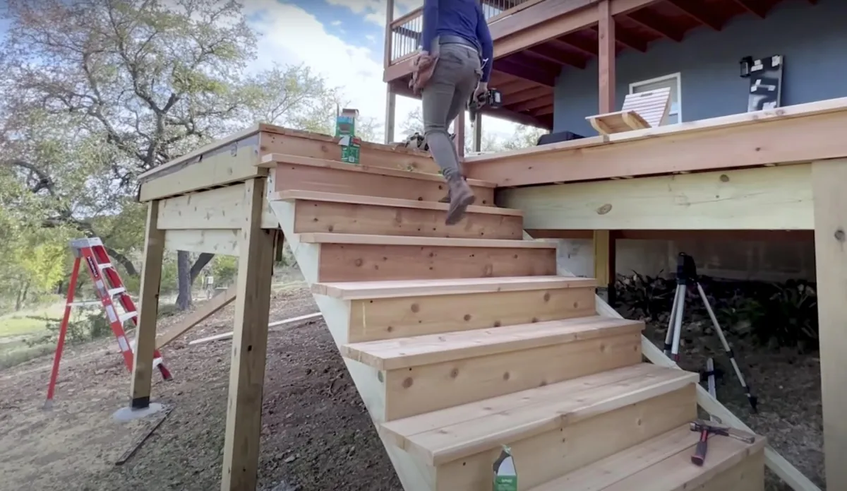 how wide should deck stairs be