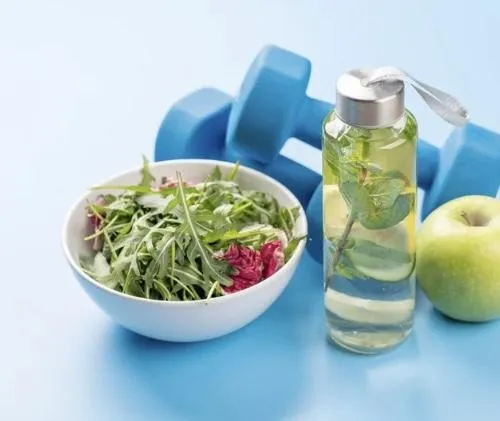 hanteln, mit salt, grünem Apfel und Wasser mit Geschmack  