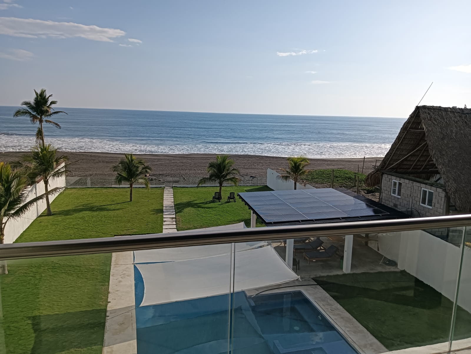 Paneles solares en techo de casa familiar en Resistencia, Chaco, día soleado, niños jugando en el jardín