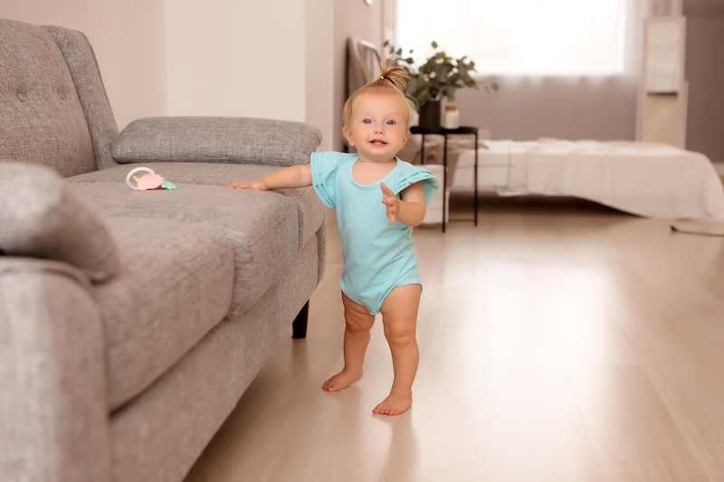 Helles Wohnzimmer mit Familie – persönliche HYLA Beratung für saubere Luft und ein gesundes Zuhause