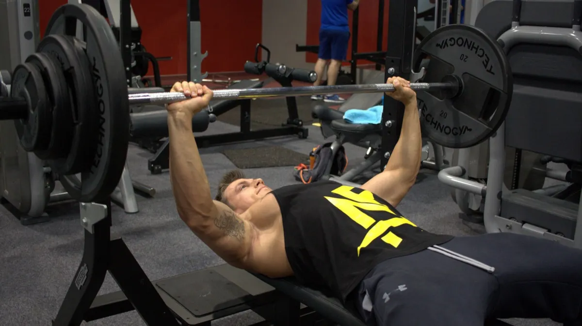 man bench press