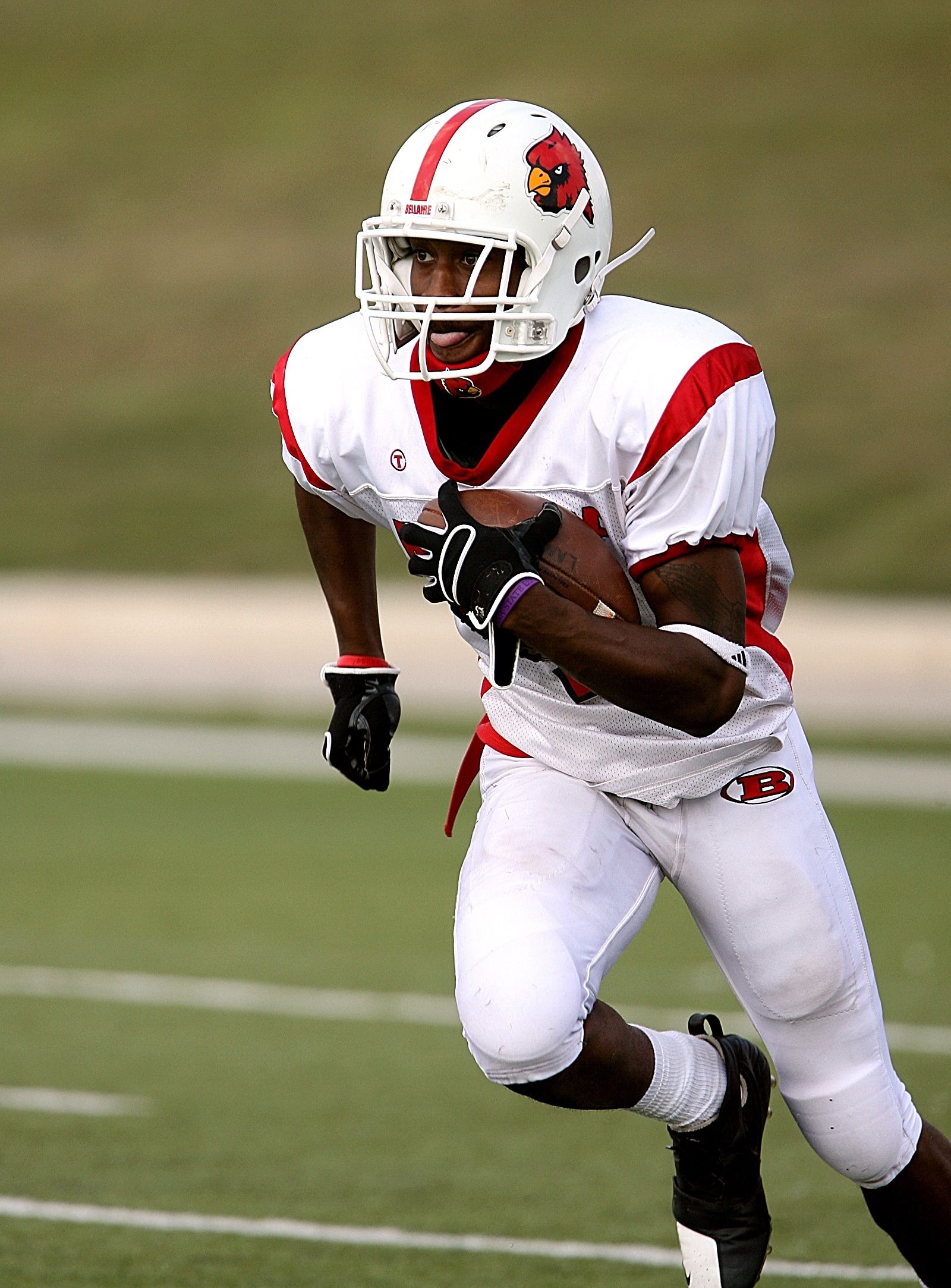 Football player sprinting downfield with the ball — 4Balance Forge online football training