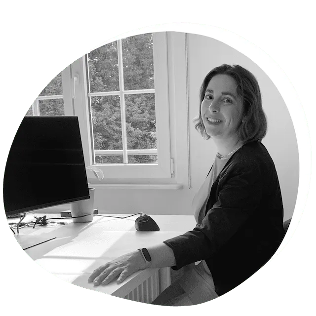 Marie-Camille assis à son bureau