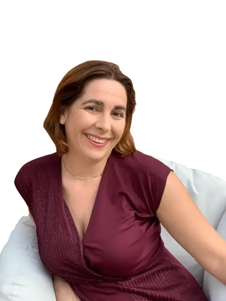 Marie-Camille assis à son bureau 
