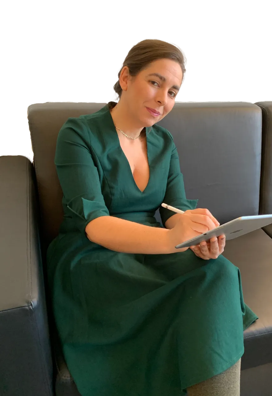 Marie-Camille assise dans le canapé