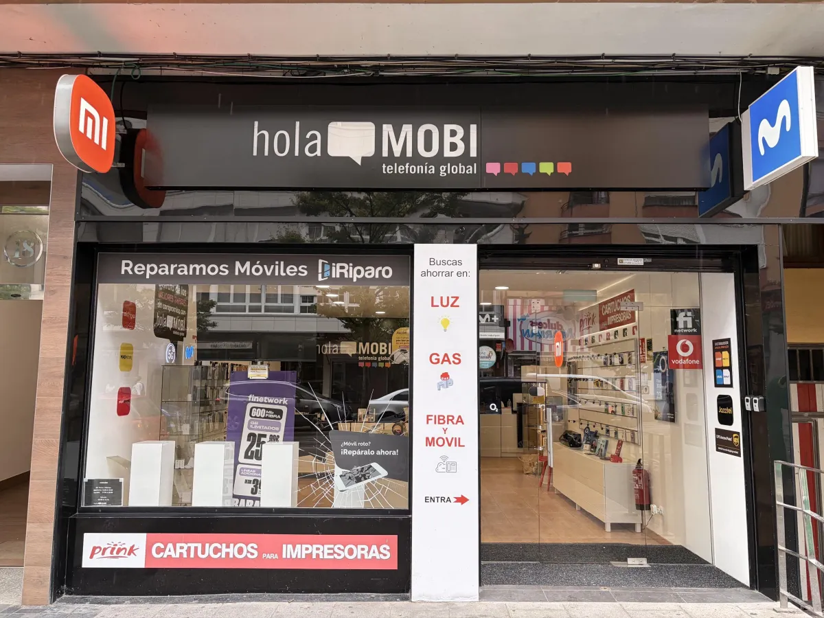 Taller técnico moderno y clínico de reparación de dispositivos en Maliaño