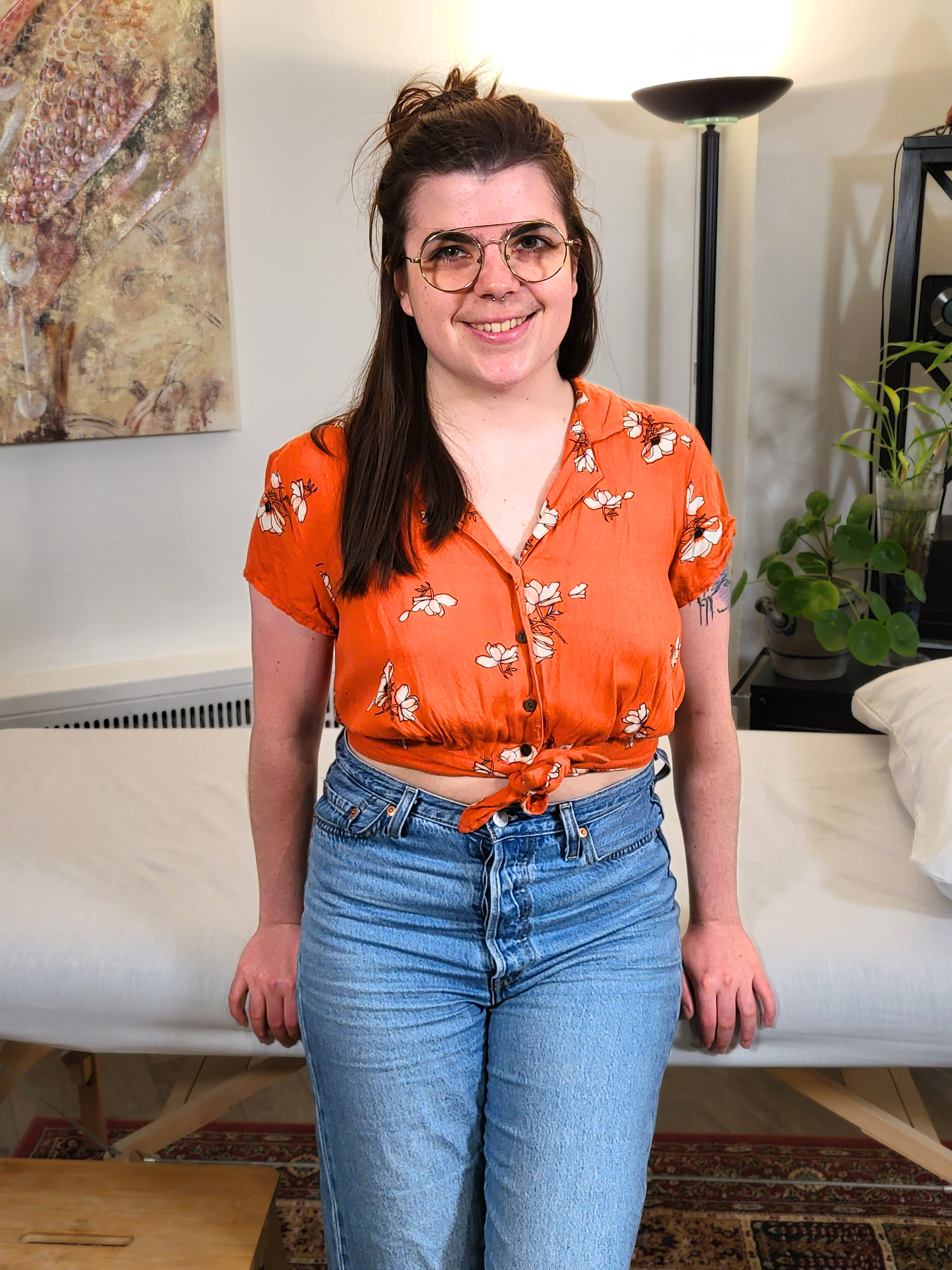 Catherine Perron, physiothérapeute, assise sur une table de traitement, face à la caméra