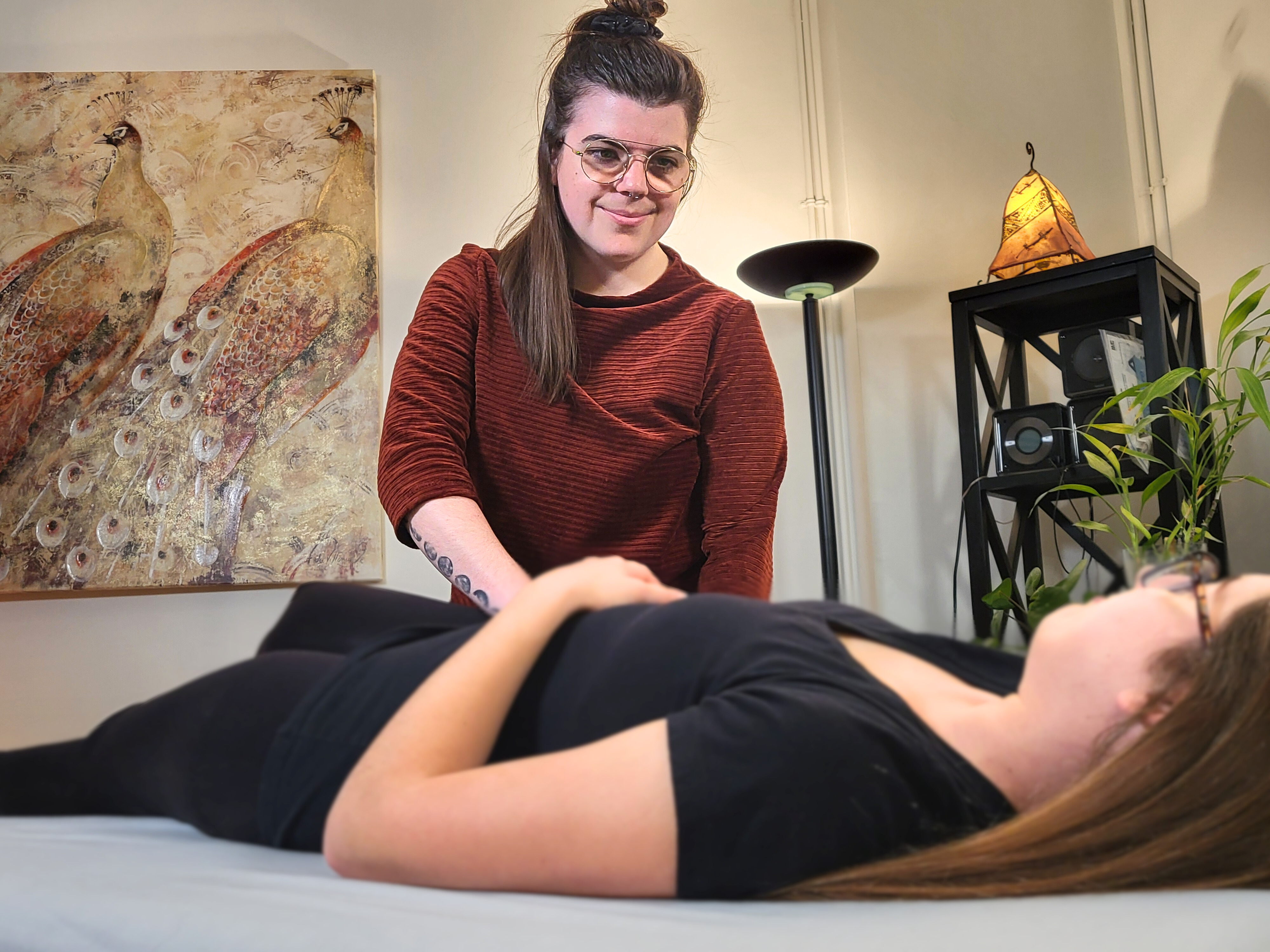 Catherine Perron, physiothérapeute, en train de donner un traitement à une patiente