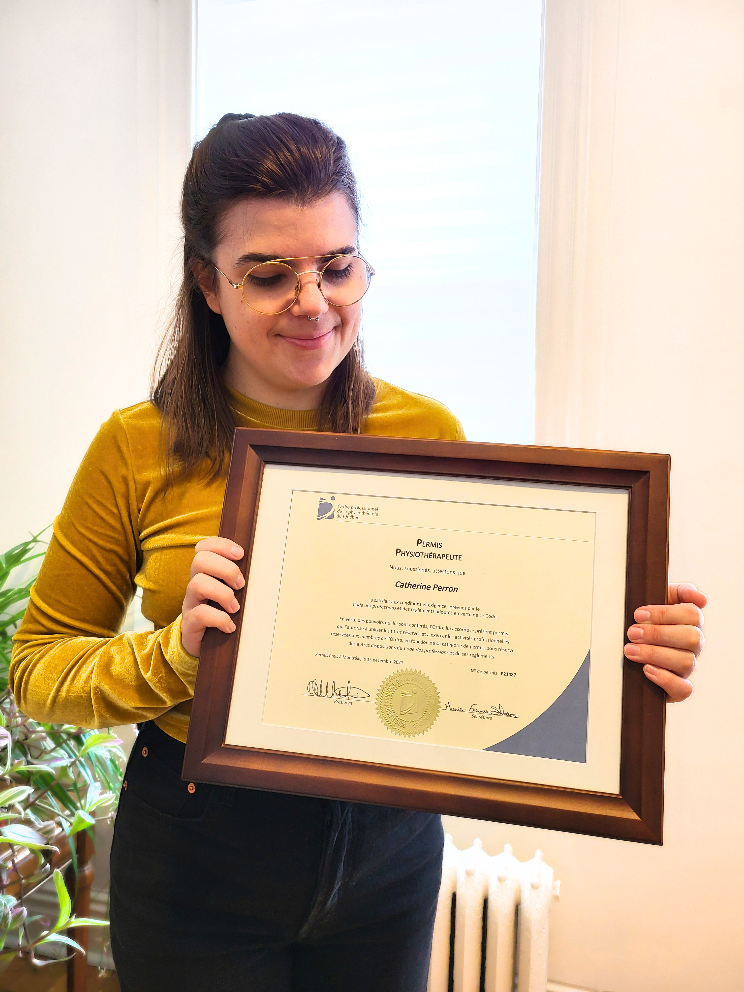 Catherine Perron, physiothérapeute, qui tient son permis de pratique de l'OPPQ