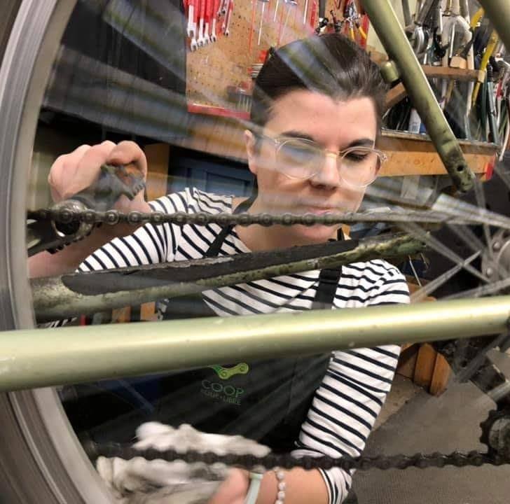 Catherine Perron qui fait de la mécanique vélo à la Coop Roue-Libre