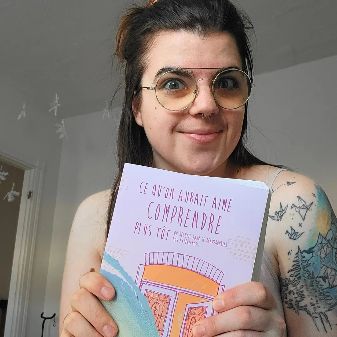 Catherine Perron qui tient le recueil Ce qu'on aurait aimé comprendre plus tôt, publié chez Hurlantes Éditrices