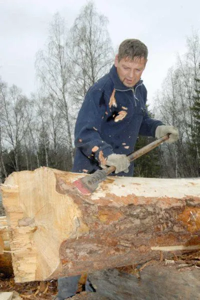 Treprodukter hos Ål Trelast, med utsikt over lageret fylt med kvalitetsvirke. Sagbruk og materialleverandør i Hallingdal, Norge, spesialiserer seg på trelast, byggevarer og treprodukter av høy kvalitet.